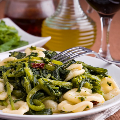 LE TIPICHE ORECCHIETTE BARESI CON LE CIME DI RAPA